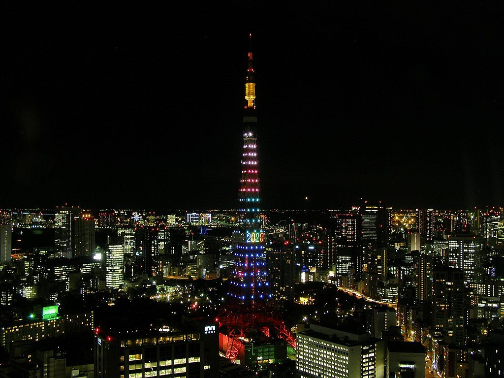 Torre de Tóquio iluminada durante disputa para sediar Olimpíada de 2020 (Foto: Wikimedia/2013)