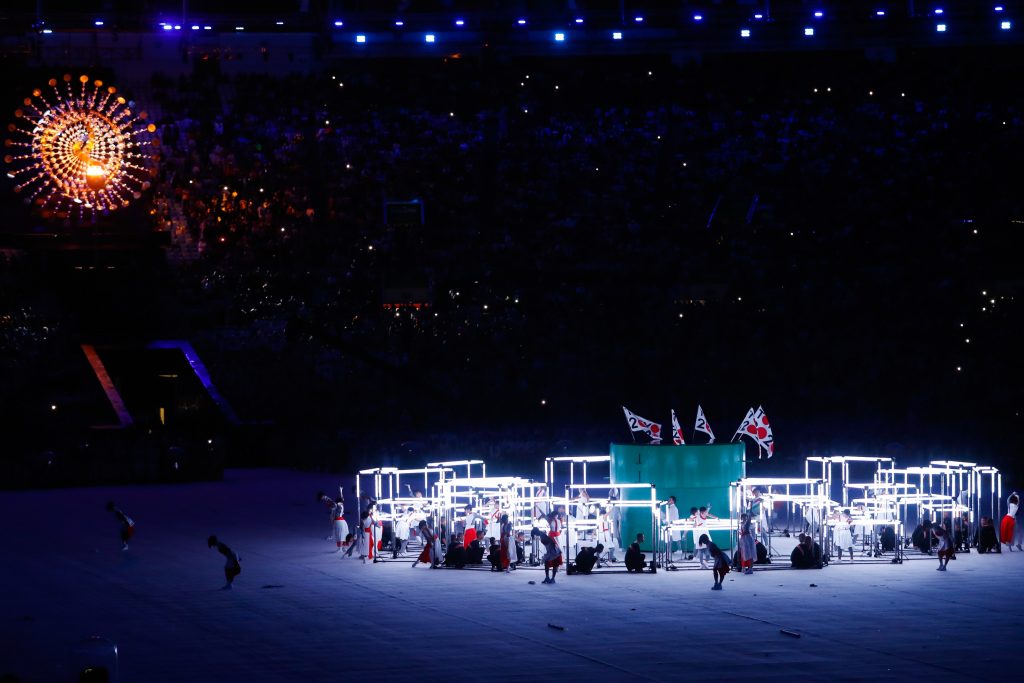 Rio 2016 passa bandeira olímpica para Tóquio 2020, no Maracanã (Fernando Frazão/Agência Brasil)