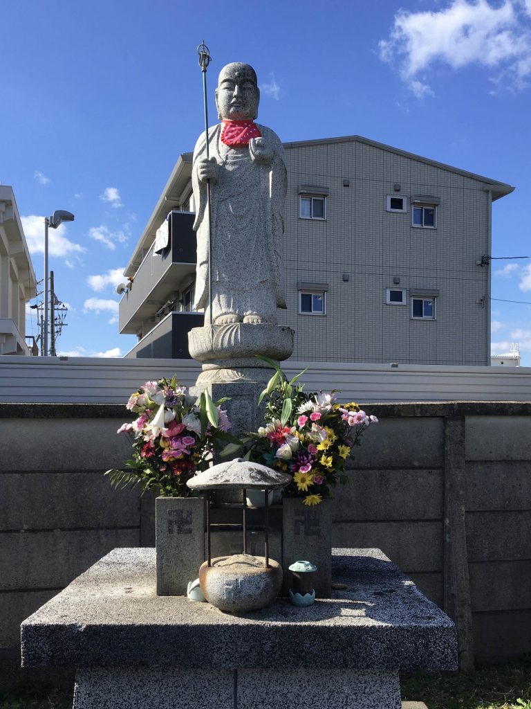 Estátua com suástica budista em um cemitério na cidade de Toyohashi (Juliana Sayuri)