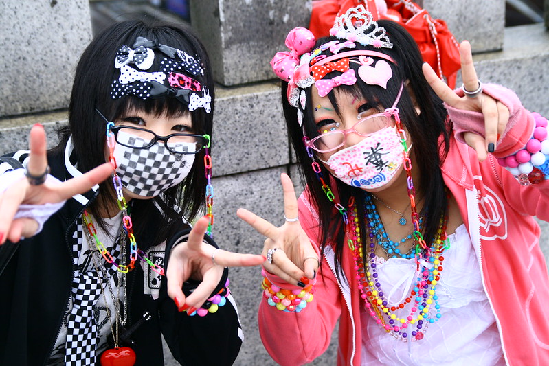 Jovens japonesas vestindo máscaras estilizadas (iMorpheus/Flickr/Creative Commons - 2007)