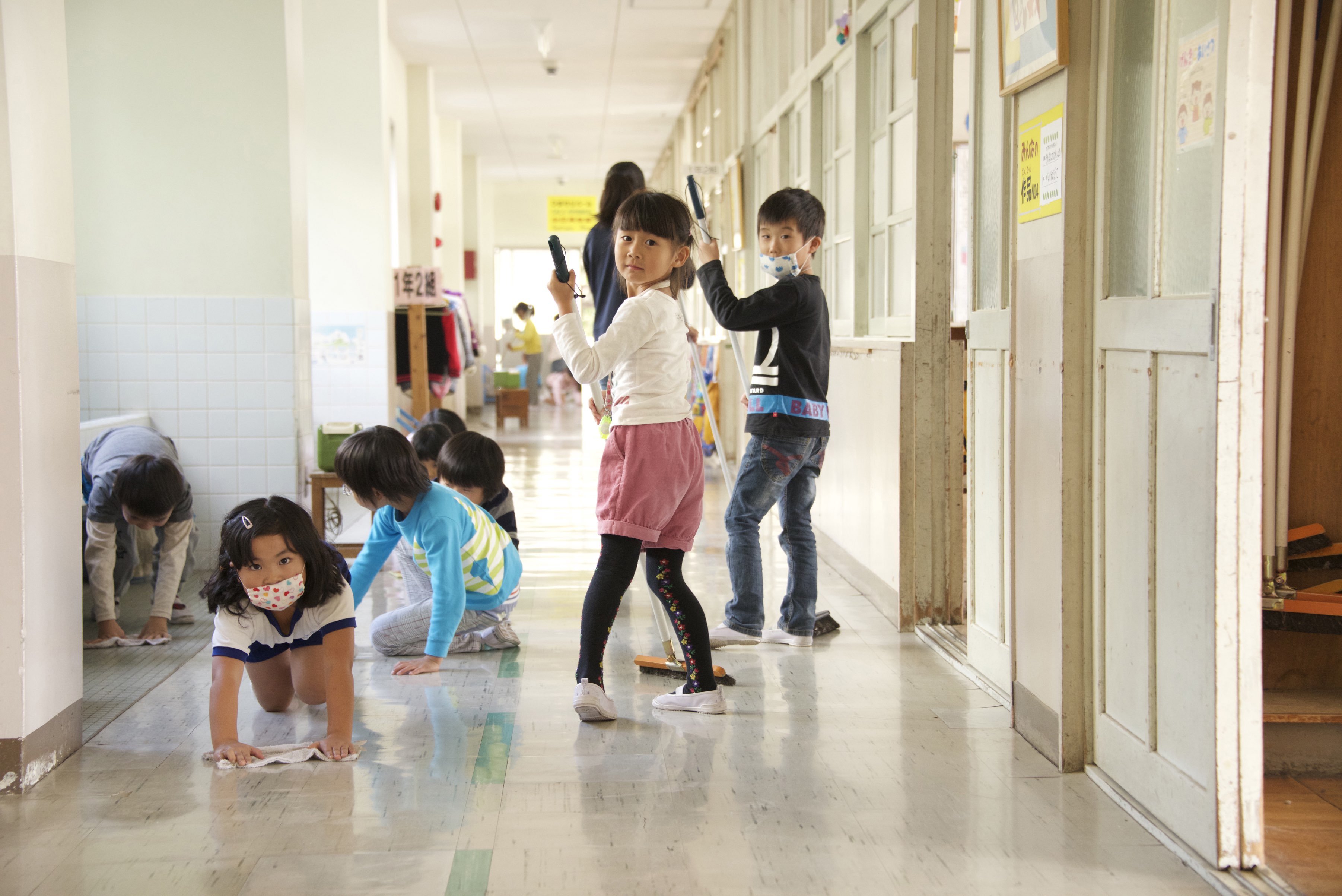 Alunos da escola primária limpando os corredores da escola, em Okazaki (Marcelo Hide/Fotos Públicas - 2015)